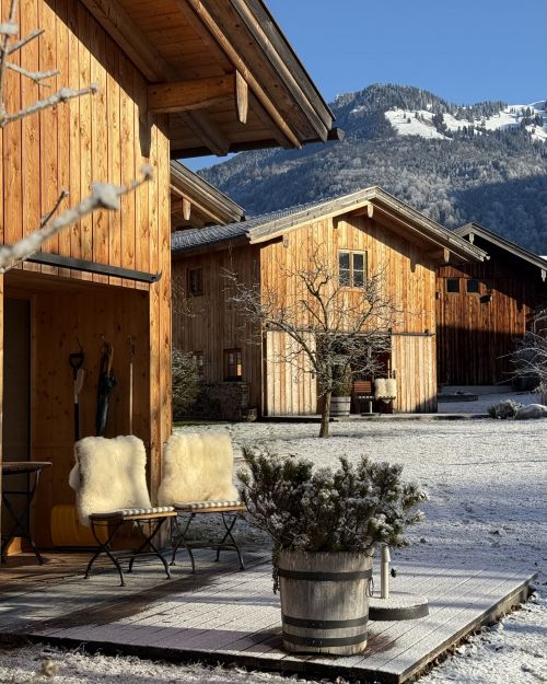 Wohnzimmer mit Sitzecke im Hollerhäusl | Lohei - Chalets im Chiemgau